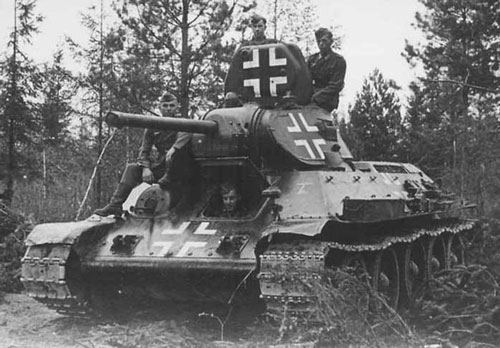Beutepanzer T-34 mod 1941/42 with its crew.