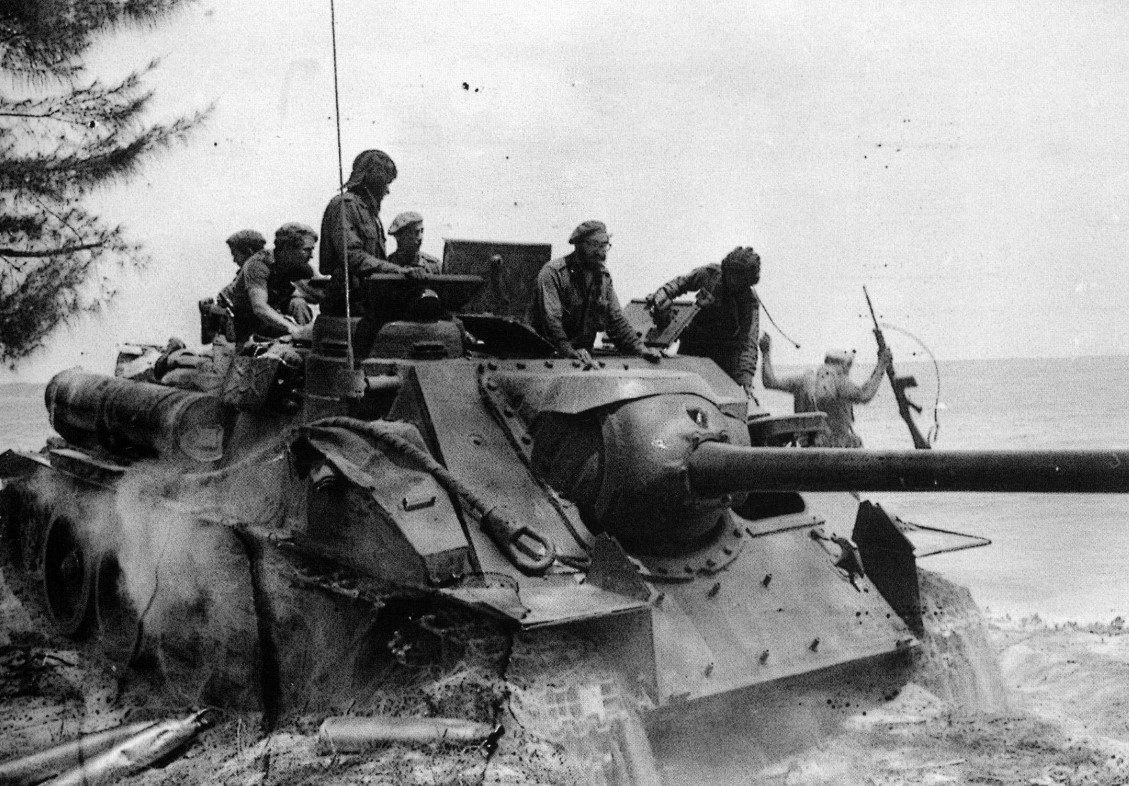 Fidel Castro in an SU-100 during the Bay of Pigs